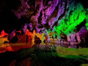 色んな色でライトアップされた洞窟の岩には色んな名前がついていました