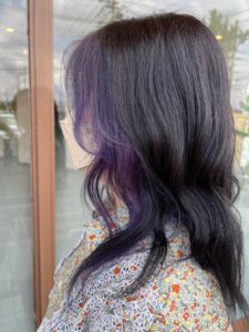 暗めのカラーとの相性バツグンな紫！